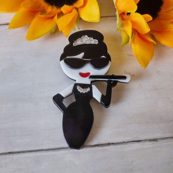 New Audrey Hepburn "Holly Golightly" Acrylic 3-D Brooch/Pin Artsy, Elegant, Chic - Picture 3 of 4